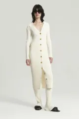 Vestido midi de tejido morley, color blanco, de corte ajustado con escote en V, cuello con solapas y cartera central de botones.