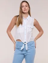 Camisa sin mangas de rayón texturado color blanco, de corte crop con cierre frontal de botones y lazos para anudar en el frente. Cuenta con cuello camisero, detalles de brillos en los hombros y bolsillos plaqué con solapa en el pecho.