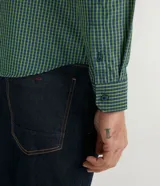 Camisa de vestir de hombre, corte slim fit, con cuello camisero y abotonadura frontal. Estampado de mini cuadros en tonos verde y azul.