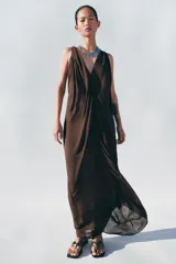Vestido midi de escote en pico con tirantes anchos cruzados en la espalda, confeccionado en tejido jacquard con textura sutil.