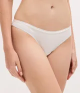 Kit de dos bombachas tipo bikini de corte clásico, confeccionadas en algodón con elastano. Presentan un diseño de tiro medio con laterales de ancho medio y acabado liso. El set incluye una prenda en color blanco y otra en color celeste.