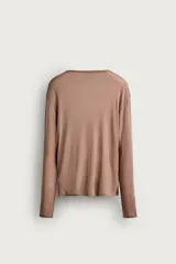 Camiseta relaxed fit de manga larga y cuello redondo amplio, confeccionada en tejido ligero color marrón con mezcla de lyocell y lana.
