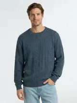 Sweater de punto con diseño de trenzas verticales, cuello redondo y puños acanalados.