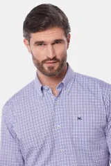 Camisa de manga larga con diseño de cuadros finos en tonos de azul y blanco, cuello abotonado y bordado sutil en el pecho.