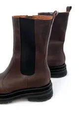 Bota de cuero color marrón chocolate, con elásticos laterales negros, cierre lateral y suela track color negro.