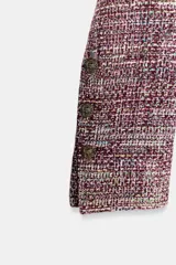 Chaqueta corta de tweed de Zara Woman Collection, en tonos bordó y multicolor, con cuello redondo, manga larga con botones en los puños y cierre frontal cruzado.