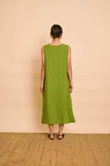 Vestido midi sin mangas de color azul, con escote en V y detalles de flecos y lentejuelas brillantes en el frente y el borde inferior.