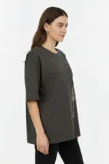Remera oversize de algodón color gris oscuro, con cuello redondo, mangas cortas y estampado lateral en tonos claros de cadenas y una llave.