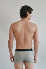 Boxer azul marino con cintura elástica negra.