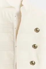 Chaqueta estilo militar ZW Collection confeccionada en hilatura con mezcla de algodón, color crudo, con cuello subido, manga larga, falsos bolsillos de vivo y cierre frontal con ganchos metálicos y botones decorativos dorados.