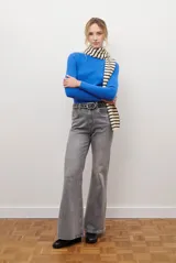 Buzo de morley color crema, con cuello bote y manga larga. Presenta un diseño de punto acanalado y un detalle de franja horizontal en el pecho.