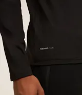 Remera deportiva térmica negra de manga larga con cuello alto.