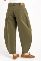Jean de tiro bajo con fitting baggy y diseño tipo barrel, de color verde militar, con bolsillos delanteros y traseros y cierre de botón y cremallera.