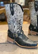 Botas de caña media de cuero negro con puntera cuadrada, detalle de cuero con estampado animal en la caña y correa con tachas alrededor del tobillo.