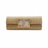 Bolso tipo clutch rectangular de yute color dorado, con piedra de ágata translúcida aplicada en el centro con borde metálico dorado. Incluye asa de cadena para llevar al hombro.