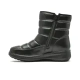 Bota acolchada de caña media, color negro, con diseño tipo puffer y ajuste mediante tira con velcro en el tobillo. Cuenta con suela de goma antideslizante y acabado en material sintético.