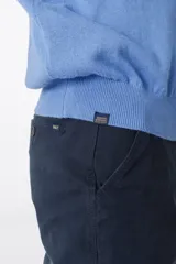 Sweater gris de algodón y cashmere, con cuello mao y tapeta con botones.