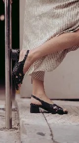 Sandalia de taco cuadrado de 4 cm y punta cuadrada, confeccionada 100% en cuero color tostado. Presenta un diseño de tiras entrelazadas en el empeine y tira ajustable con hebilla en el talón.