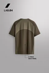 Camiseta de entrenamiento de corte relajado, confeccionada en tejido técnico ligero, elástico y semitransparente. Presenta cuello redondo, manga corta y costuras termofijadas.