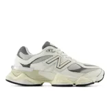 Championes urbanos New Balance modelo 9060, de diseño robusto en color blanco con detalles en gris y suela esculpida en tono marfil.