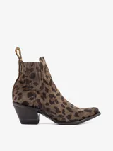 Bota corta estilo texana de cuero con estampado animal print de leopardo en tonos marrón y negro. Presenta elásticos laterales para facilitar el calce y un taco medio de madera oscura con punta fina.
