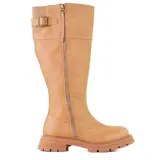 Bota de caña alta color camel, con cierre lateral y suela track. Presenta una hebilla decorativa en la parte superior de la caña.