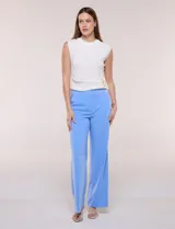 Pantalón sastrero de tiro alto y corte wide leg, confeccionado en poliéster y elastano, con cintura ancha lisa y bolsillos laterales diagonales.