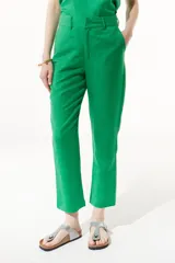 Pantalón chino verde confeccionado en lino y viscosa, de tiro medio-alto y pierna recta. Cuenta con bolsillos laterales y traseros.
