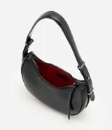 Cartera tipo baguette Satinato color negro, de estructura curva y acabado charolado uniforme. Cuenta con cierre superior y asa ajustable con hebilla metálica.