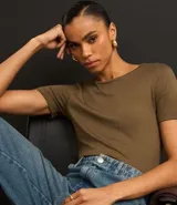 Blusa básica color mostaza, con escote redondo y manga corta.