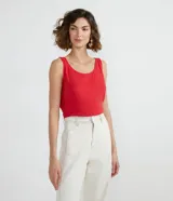 Musculosa femenina color rojo, con tirantes anchos y escote redondo, confeccionada en viscosa.