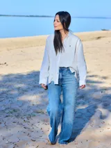 Pantalón de jean celeste de corte ancho y tiro alto.