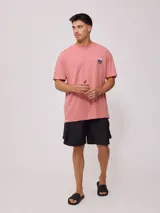 Bermuda cargo Rusty de corte recto, confeccionada en poliamida con acabado texturizado. Presenta cintura elástica con cordón de ajuste, bolsillos laterales tipo cargo con solapa y bolsillos frontales.