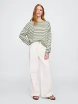 Buzo de tejido de punto con diseño a rayas horizontales en color verde y blanco, cuello redondo y mangas largas con puños acanalados.