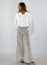 Pantalón de terciopelo color beige, de corte palazzo y tiro alto.