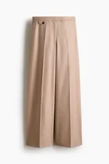 Pantalón sastrero de tiro alto con corte recto, confeccionado con pretina prolongada, cierre frontal, bolsillos laterales y detalle de bolsillo monedero con solapa en la cintura.