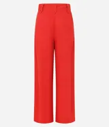 Pantalón de corte pantalona ancho, color rojo vibrante, confeccionado en viscosa y lino. Presenta un lazo de tela para atar en la cintura.