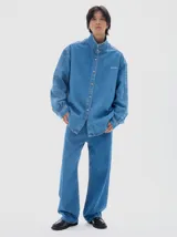 Camisa de denim de manga larga, con cuello clásico y botones negros. Confeccionada en tejido de algodón, con lavado washed.
