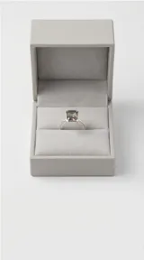 Anillo de plata 925 con piedra de topacio místico en corte rectangular y engaste liso.
