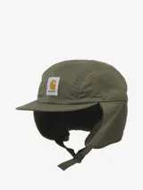 Gorra tipo cap de Carhartt en color negro, confeccionada en nylon resistente con paneles laterales de sherpa para mayor abrigo y cubreorejas integrados. Presenta el parche de la marca en el frente.