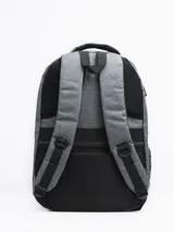 Mochila gris con cierre superior y bolsillo frontal con cierre. Tiene dos bolsillos laterales de red y logo de la marca en blanco en la parte superior.