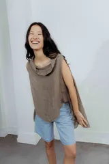 Blusa color crudo, de lino, con cuello amplio y corte acinturado.