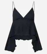 Top negro de breteles finos, con escote en V profundo y frunce bajo el busto. Presenta un corte peplum con volados asimétricos y bordes ondulados en la parte inferior y en las mangas largas que caen a los costados. La tela tiene una textura acanalada o plisada.