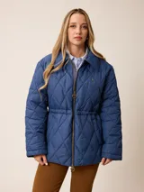 Campera acolchada de diseño romboidal, color azul, con cierre frontal completo, cuello camisero y ajuste elástico en la cintura.