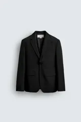 Blazer de corte regular confeccionada en tejido de lana de origen italiano. Presenta cuello con solapas de muesca, cierre frontal de un botón, bolsillos de solapa en la cadera y bolsillo de vivo en el pecho. Cuenta con mangas largas con puños abotonados, bolsillo interior y aberturas en la espalda.