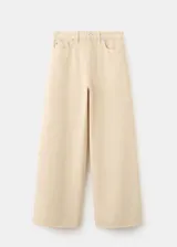 Jeans de corte wide leg y tiro medio, confeccionados en denim 100% algodón de color beige claro, con diseño de perneras amplias y rectas.