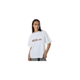 Remera oversize blanca de manga corta, con estampa frontal multicolor con diseño de letras y stickers.