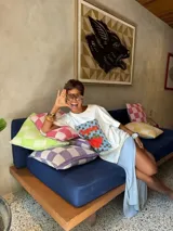 Remerón blanco de algodón con estampado frontal de dos frutillas rojas y la palabra "Jugosa" en rojo, sobre un fondo de lunares negros.