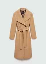 Abrigo largo color beige con cuello chimenea, cierre cruzado con botones y lazo ajustable en la cintura.