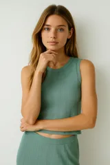 Musculosa de algodón color verde con breteles anchos y cuello redondo, de tejido de punto con sutiles detalles verticales calados.